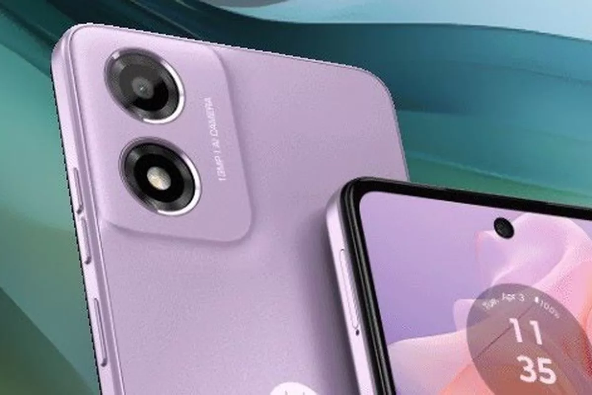 Tampilan jarak dekat smartphone Motorola berwarna ungu dengan dua kamera belakang.