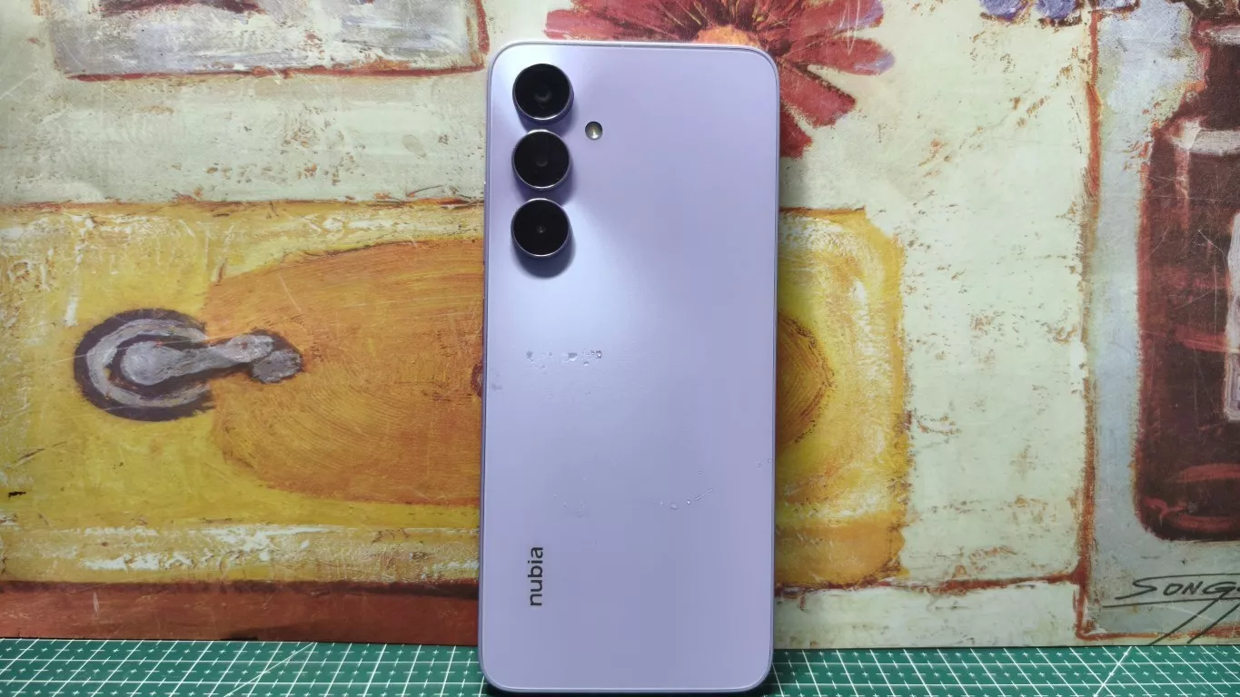 Desain bodi belakang Nubia varian warna ungu minimalis dengan tiga kamera untuk opsi HP NFC 2 Jutaan.