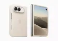 Desain bodi belakang dan layar luar iPhone Duo warna krem dengan logo Apple dan kamera ganda
