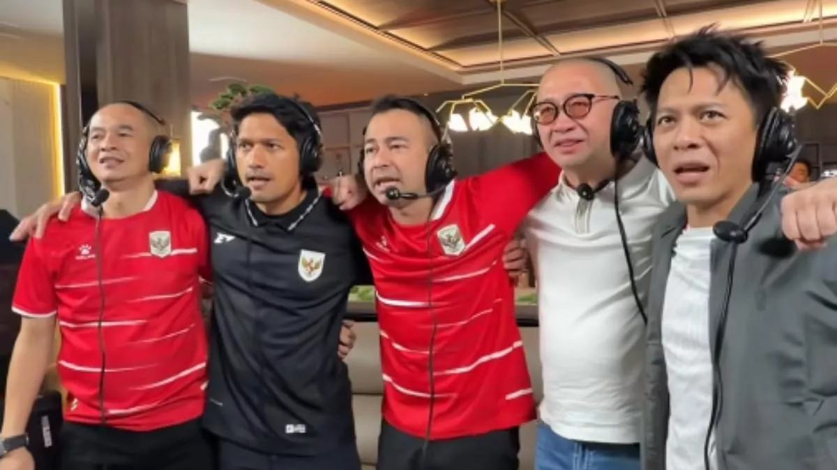 Raffi Ahmad, Ariel NOAH, dan para komentator berangkulan saat siaran langsung Final FIFA ASEAN Cup.