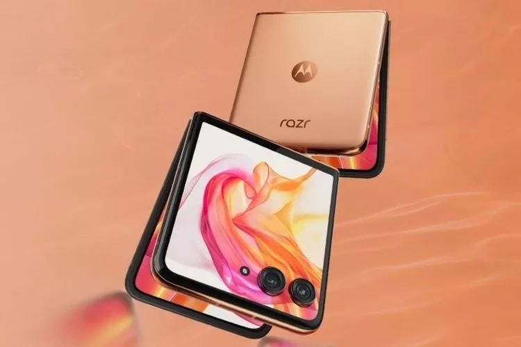 Smartphone lipat Motorola Razr berwarna emas bronze dalam posisi terlipat dan terbuka sebagian.