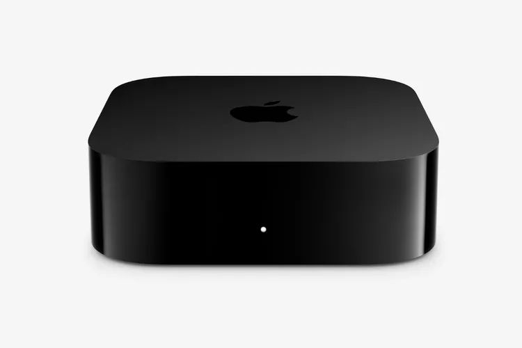 Perangkat Apple TV berwarna hitam dengan logo Apple di bagian atas.