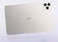 Sisi belakang tablet Infinix berwarna perak dengan tiga modul kamera elegan.