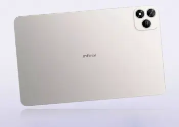 Sisi belakang tablet Infinix berwarna perak dengan tiga modul kamera elegan.