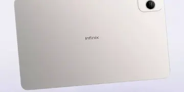 Sisi belakang tablet Infinix berwarna perak dengan tiga modul kamera elegan.
