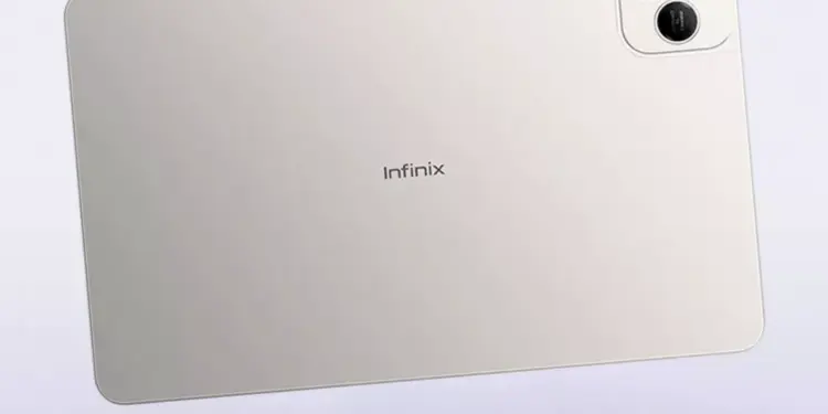 Sisi belakang tablet Infinix berwarna perak dengan tiga modul kamera elegan.