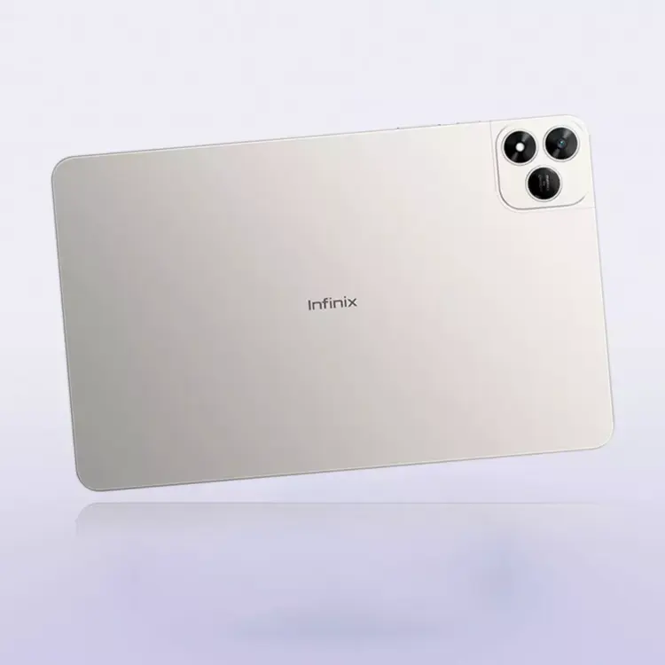 Sisi belakang tablet Infinix berwarna perak dengan tiga modul kamera elegan.