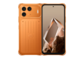 Tampilan depan dan belakang HP Itel berwarna oranye dengan desain bodi tangguh (rugged style).