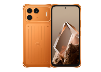 Tampilan depan dan belakang HP Itel berwarna oranye dengan desain bodi tangguh (rugged style).