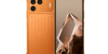 Tampilan depan dan belakang HP Itel berwarna oranye dengan desain bodi tangguh (rugged style).