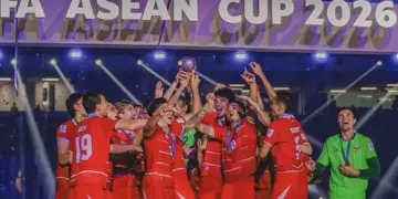 Para pemain Timnas Indonesia merayakan gol bersama di pinggir lapangan dalam laga Final FIFA ASEAN Cup.