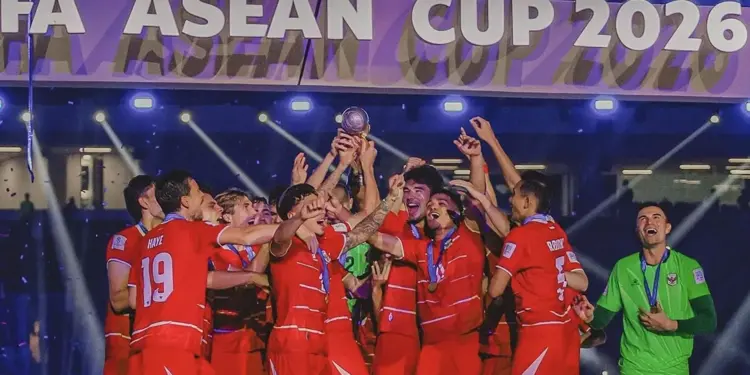 Para pemain Timnas Indonesia merayakan gol bersama di pinggir lapangan dalam laga Final FIFA ASEAN Cup.