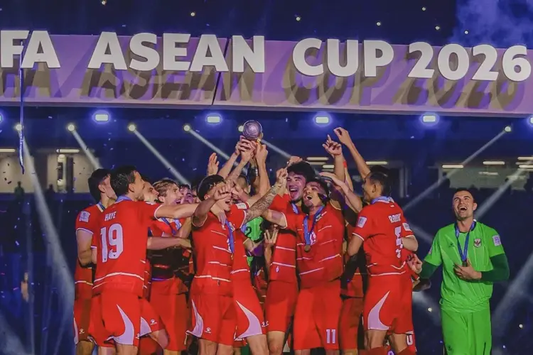 Para pemain Timnas Indonesia merayakan gol bersama di pinggir lapangan dalam laga Final FIFA ASEAN Cup.