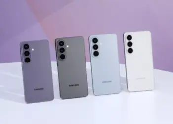 Empat varian warna Samsung Galaxy S27 Series berdiri sejajar di atas meja.