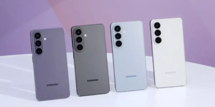 Empat varian warna Samsung Galaxy S27 Series berdiri sejajar di atas meja.