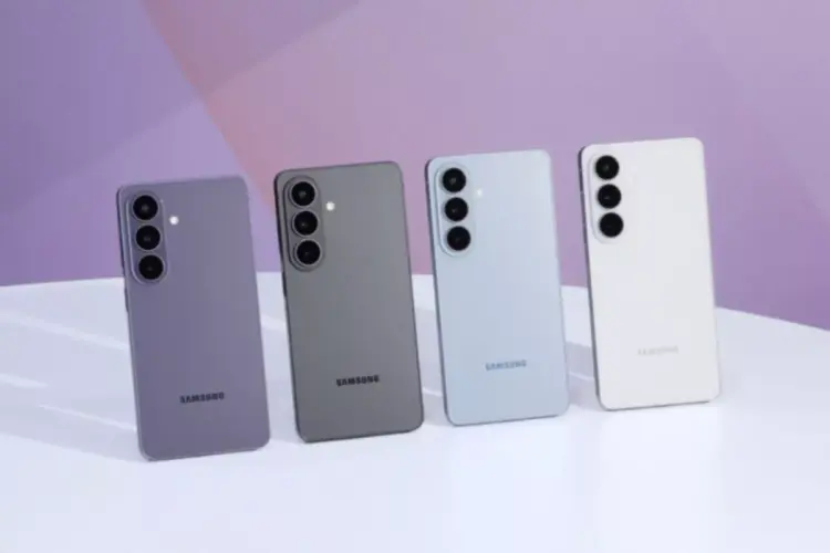 Empat varian warna Samsung Galaxy S27 Series berdiri sejajar di atas meja.
