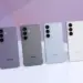 Empat varian warna Samsung Galaxy S27 Series berdiri sejajar di atas meja.