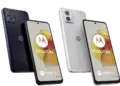 Dua unit HP Motorola Moto G73 5G varian warna hitam dan putih tampak depan dan belakang.