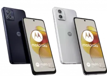 Dua unit HP Motorola Moto G73 5G varian warna hitam dan putih tampak depan dan belakang.