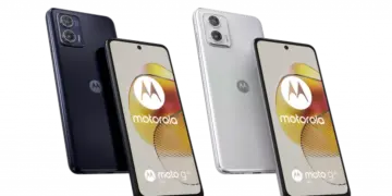 Dua unit HP Motorola Moto G73 5G varian warna hitam dan putih tampak depan dan belakang.