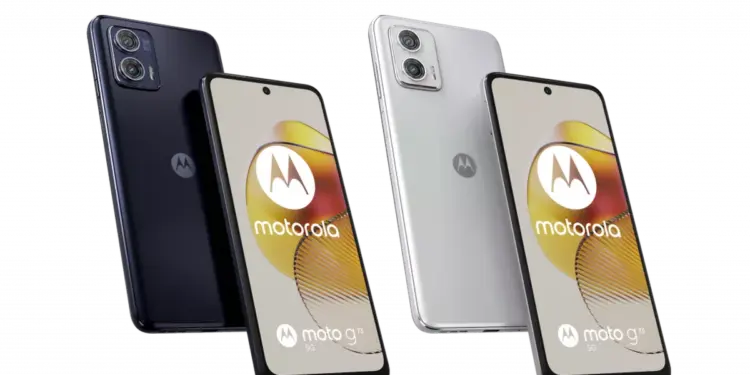 Dua unit HP Motorola Moto G73 5G varian warna hitam dan putih tampak depan dan belakang.