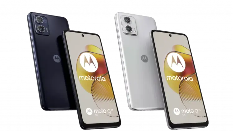 Dua unit HP Motorola Moto G73 5G varian warna hitam dan putih tampak depan dan belakang.