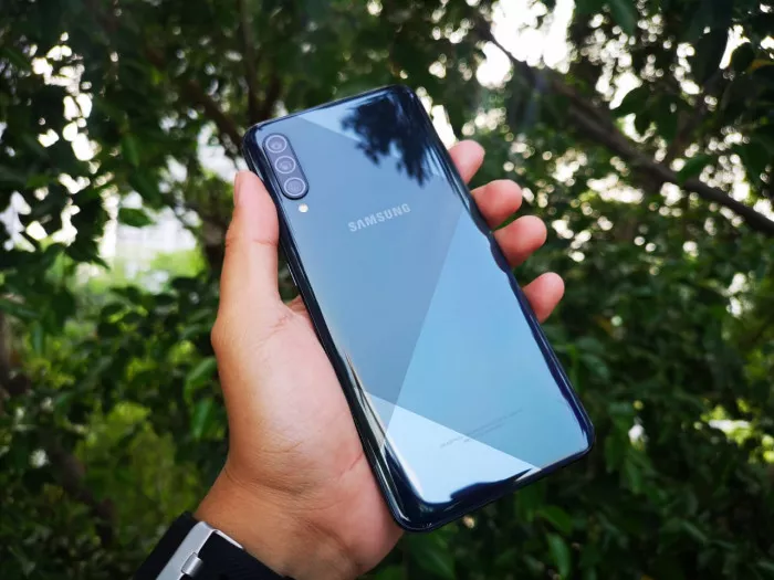 Smartphone Samsung Galaxy dengan desain mengkilap yang memperkuat dominasi merek HP Samsung di lini mid-range.