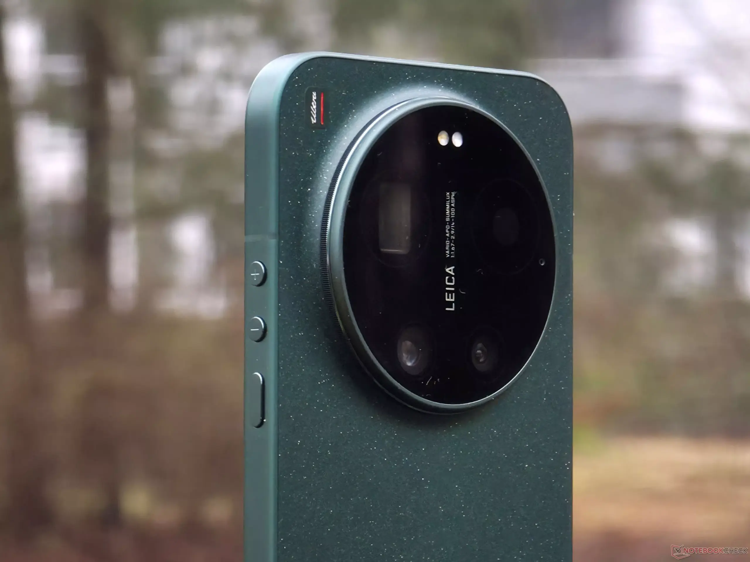 Modul kamera Leica pada bodi belakang HP RAM 16GB bertekstur hijau gelap.
