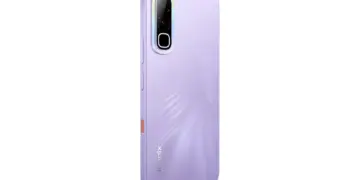 Desain bodi belakang Infinix varian warna ungu dengan motif tekstur unik pilihan HP NFC 2 Jutaan.