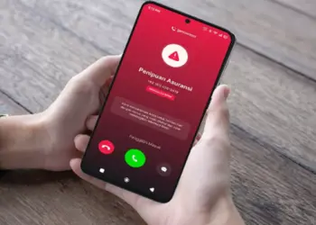 Layar smartphone menampilkan panggilan masuk dari nomor HP tak dikenal yang terdeteksi sebagai spam atau penipuan.