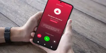 Layar smartphone menampilkan panggilan masuk dari nomor HP tak dikenal yang terdeteksi sebagai spam atau penipuan.