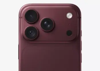 Close up modul kamera belakang tiga lensa pada konsep bodi merah maroon dalam isu penyesuaian produksi iPhone 18 Pro.