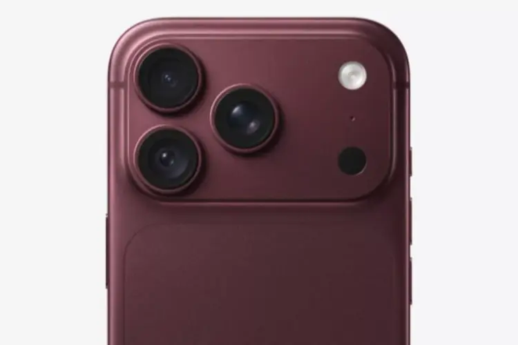 Close up modul kamera belakang tiga lensa pada konsep bodi merah maroon dalam isu penyesuaian produksi iPhone 18 Pro.