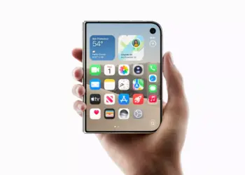 Seseorang memegang perangkat iPhone Duo berlayar lipat dalam kondisi terlipat rapat.
