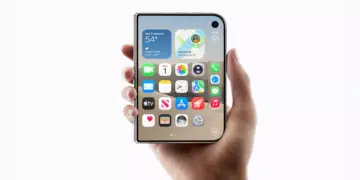 Seseorang memegang perangkat iPhone Duo berlayar lipat dalam kondisi terlipat rapat.