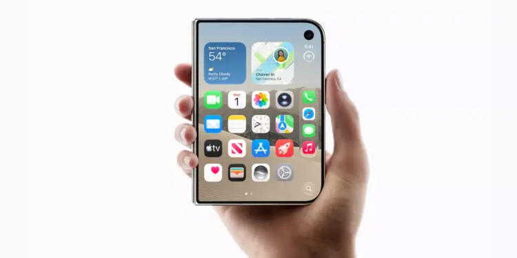 Seseorang memegang perangkat iPhone Duo berlayar lipat dalam kondisi terlipat rapat.