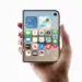 Seseorang memegang perangkat iPhone Duo berlayar lipat dalam kondisi terlipat rapat.