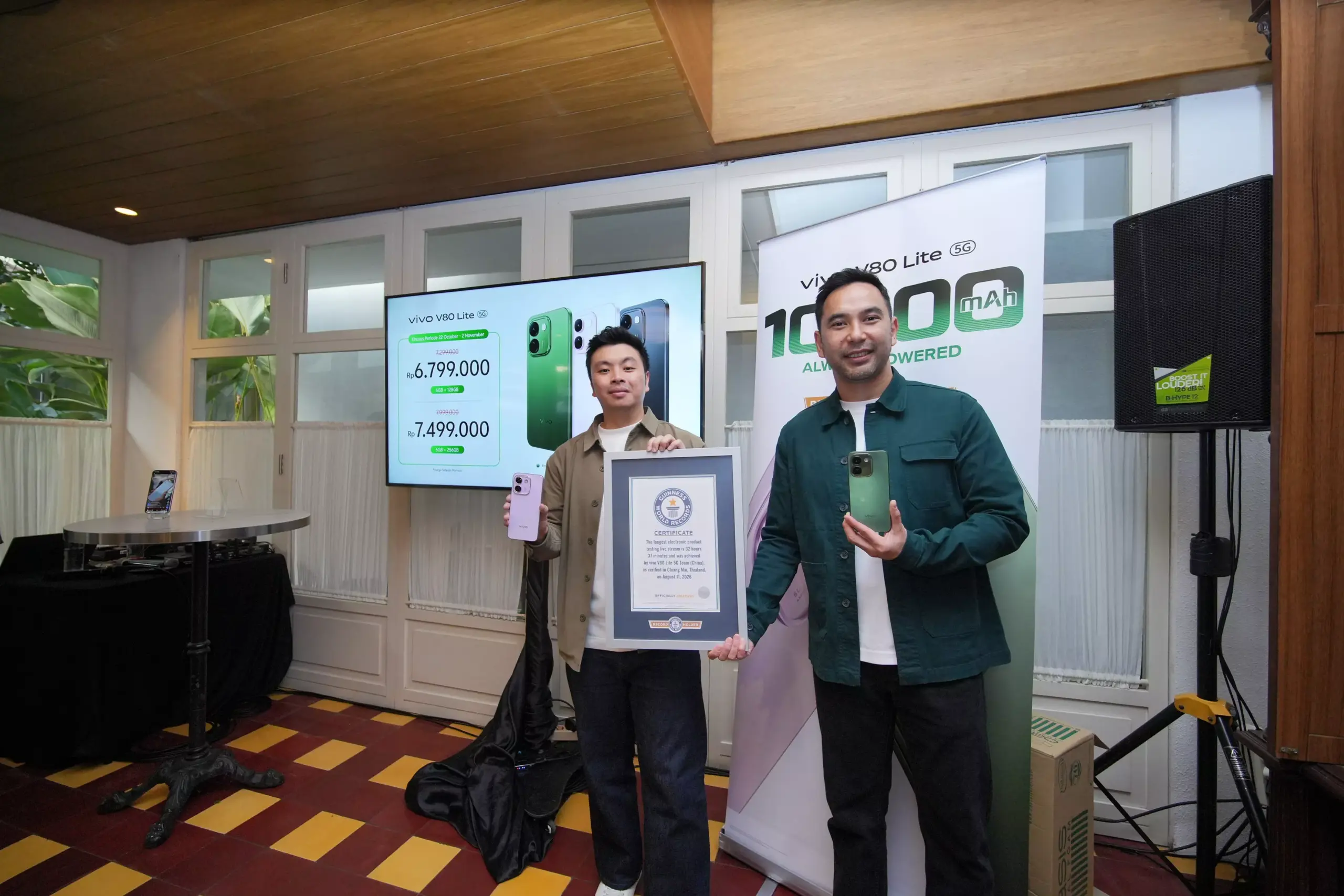 Peluncuran resmi Vivo V80 Lite 5G di Indonesia dengan pameran rekor dan unit produk.