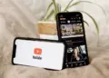 Layar HP content creator menampilkan aplikasi YouTube untuk unggah konten video