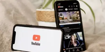 Layar HP content creator menampilkan aplikasi YouTube untuk unggah konten video