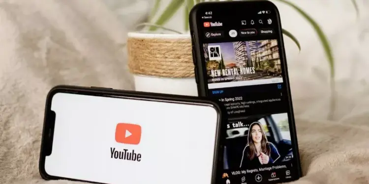 Layar HP content creator menampilkan aplikasi YouTube untuk unggah konten video