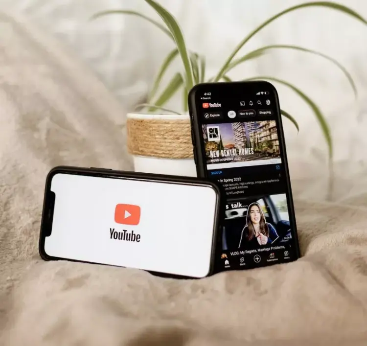 Layar HP content creator menampilkan aplikasi YouTube untuk unggah konten video