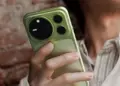 Honor Magic 9 warna hijau olive saat digenggam tangan memperlihatkan modul kamera ARRI.
