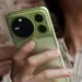 Honor Magic 9 warna hijau olive saat digenggam tangan memperlihatkan modul kamera ARRI.