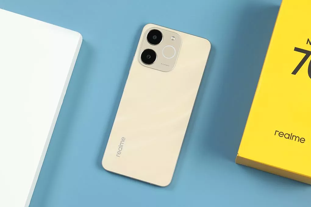 Bodi belakang HP 1 Jutaan Realme Note seri terbaru warna emas beserta kotak penjualannya.