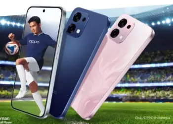 Poster promosi OPPO Reno Series warna biru dan pink dengan latar belakang stadion sepak bola. harga HP OPPO