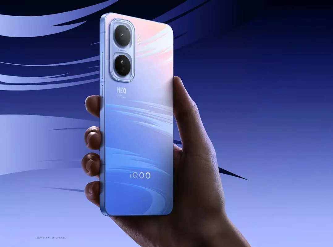 Seseorang menggenggam smartphone iQOO Neo 12 dengan bodi belakang gradasi warna biru ke merah muda dan modul kamera ganda.