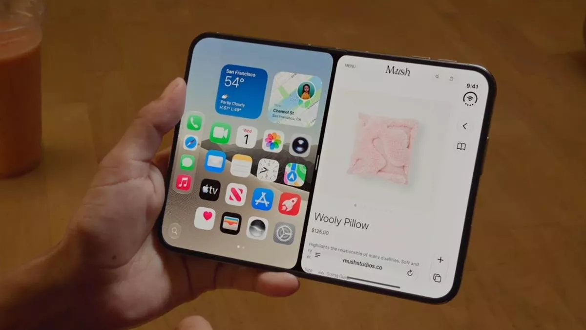 Pengguna memegang iPhone Duo berlayar ganda terbuka lebar untuk multitasking.