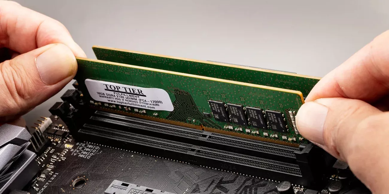 Proses memasang keping RAM DDR4 ke dalam slot RAM PC/komputer untuk penanganan RAM laptop penuh.