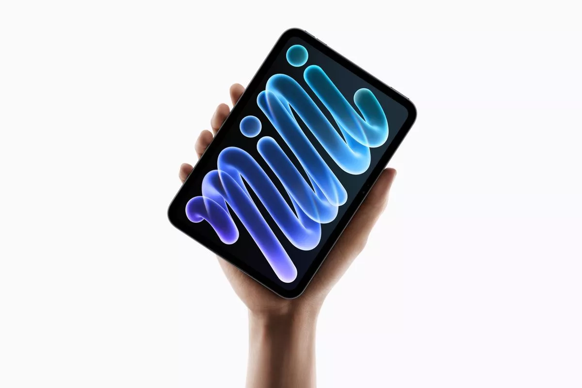 Desksain ergonomis dalam genggaman tangan pengguna pada iPad Mini Terbaru